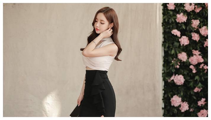 随性优雅的包臀裙美女，穿出曼妙身材，年轻有气质！