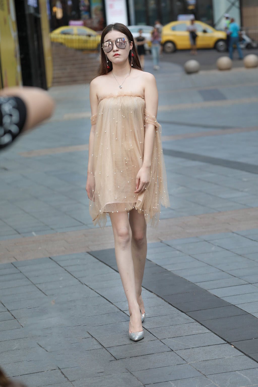 性感小姐姐蕾丝裹胸连衣裙尽显玲珑好身材，清透面料穿上很吸睛