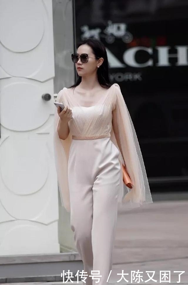 『小姐姐』街拍:小姐姐搭配一双黄色高跟鞋,清凉感十足,充满了青春气息
