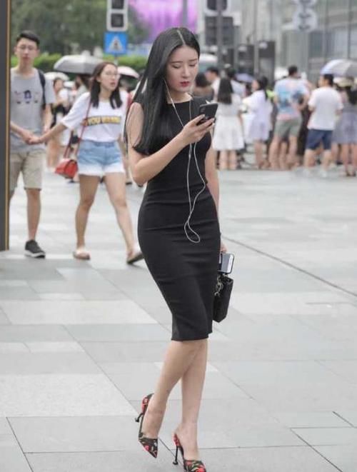  风采：街拍：温柔可人的美女，一条黑色的连衣裙，时尚女神风采