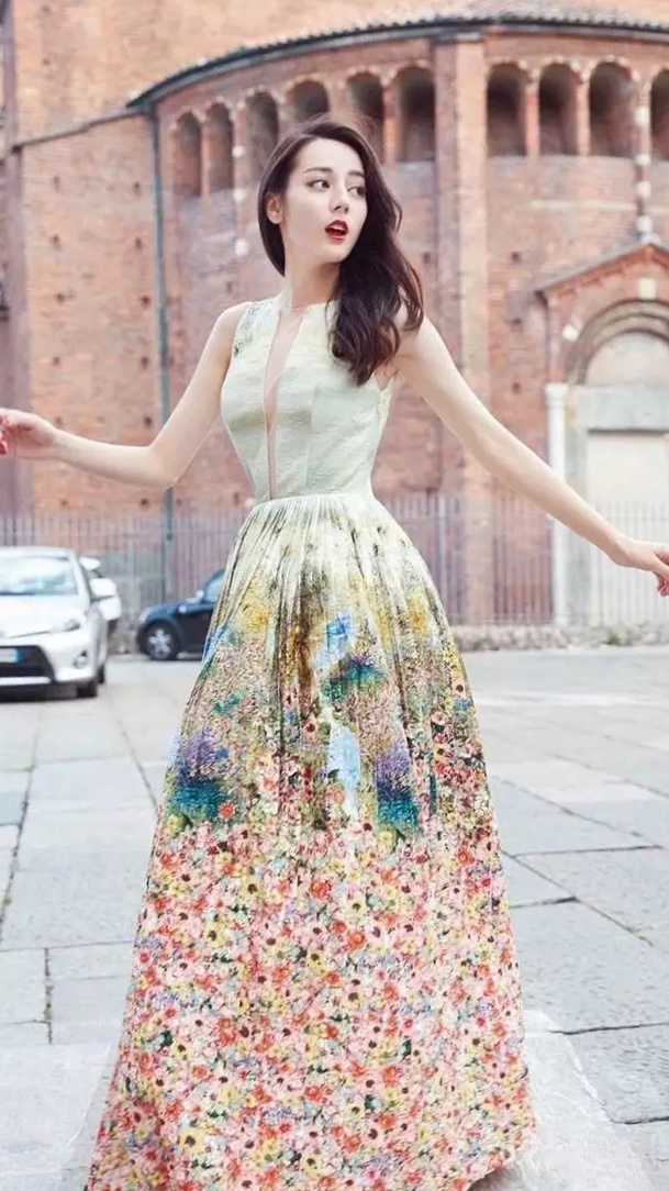 迪丽热巴穿上深V礼服, 网友: 这也太性感了!