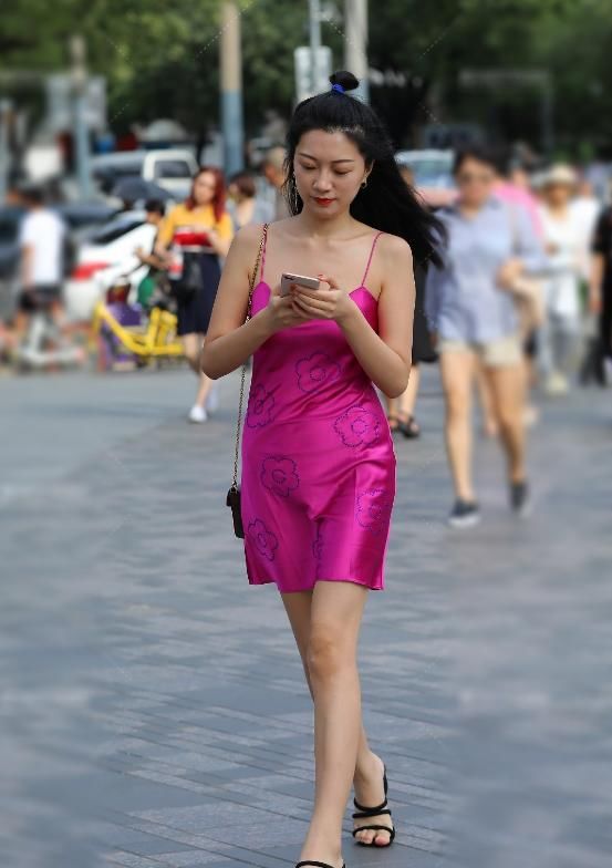  #件连衣裙#粉色吊带印花连衣裙，做人群中最亮的星