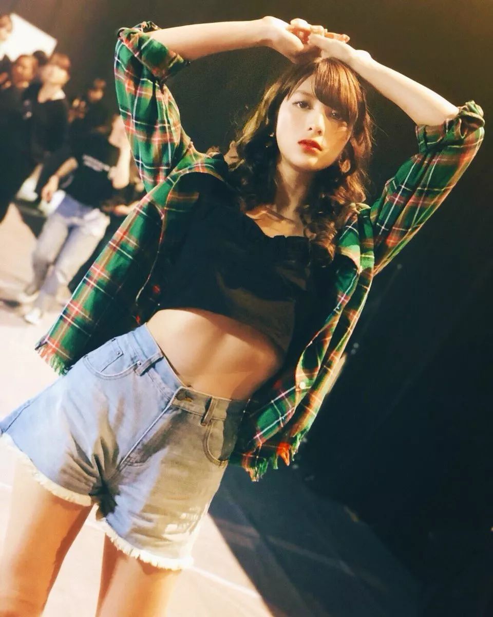 这些S型身材的＂蛇精系＂美少女也太性感了吧!