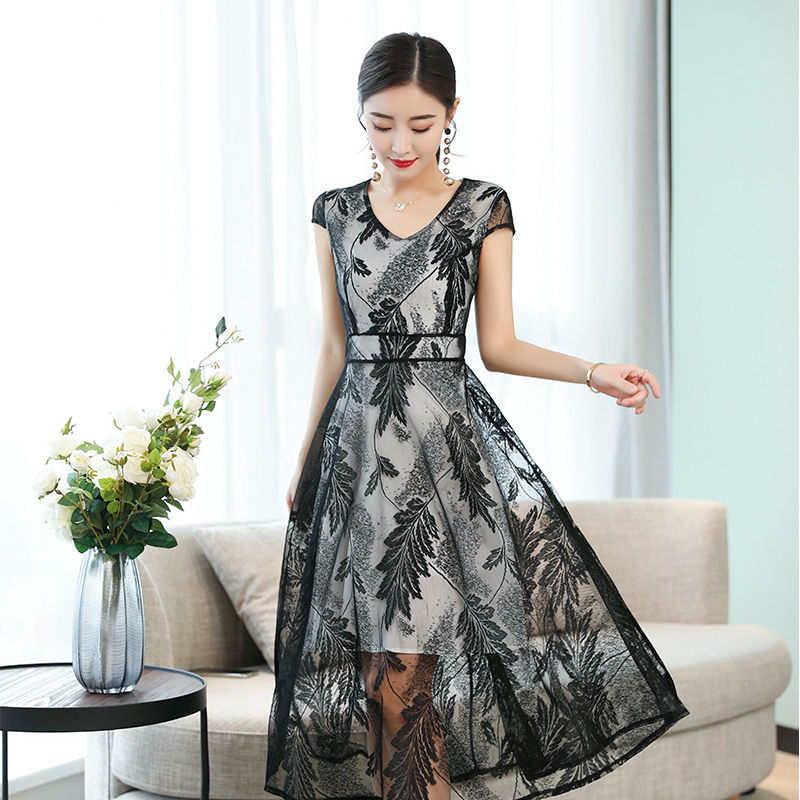 系带连衣裙洋气又减龄，蕾丝材质高档又性感，配高跟鞋显高显气质