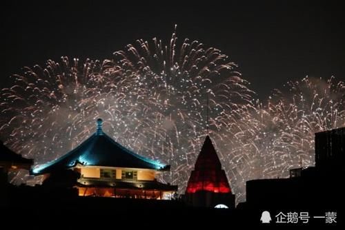 北京夜空焰火璀璨，朋友圈霸屏