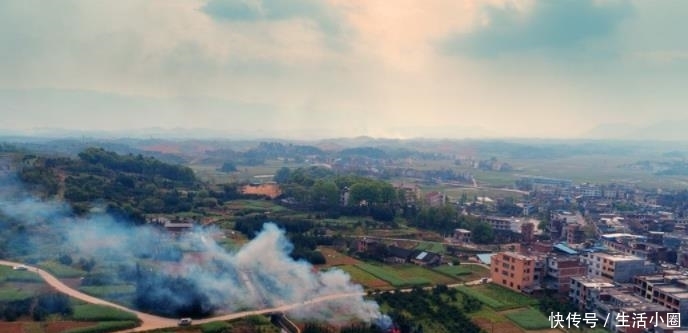  [我国]我国首个实行免费公交的城市，10年不曾停办，当地人纷纷