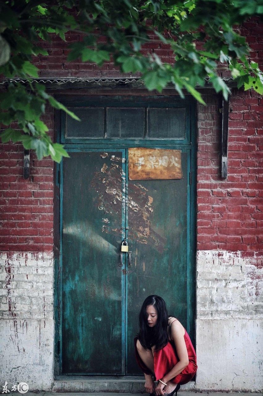 厂里来了个美女，太漂亮了