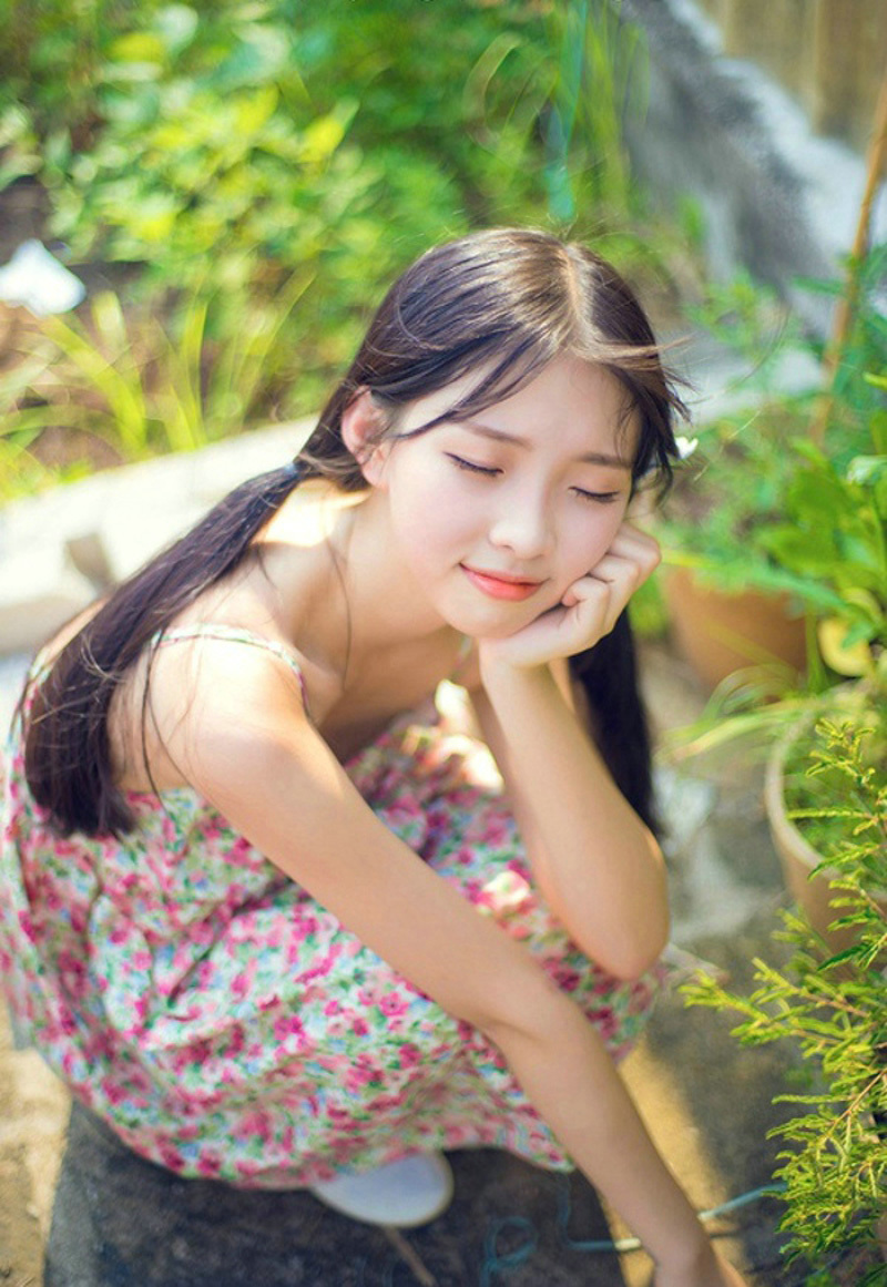 小清新甜美妹子双马尾吊带裙清纯写真