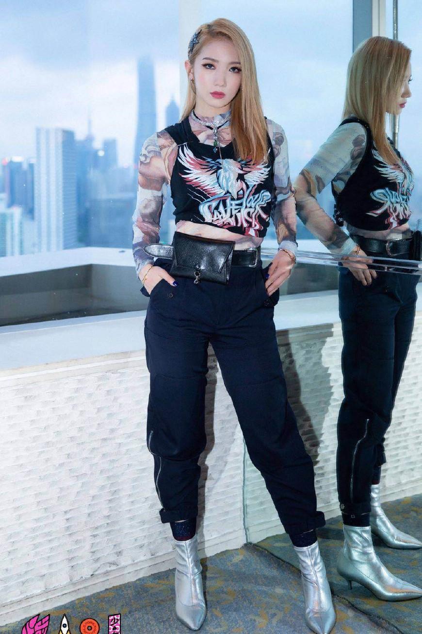 当164孟美岐和168杨超越同台演出, 网友: 大长腿和锥子腿的差距!