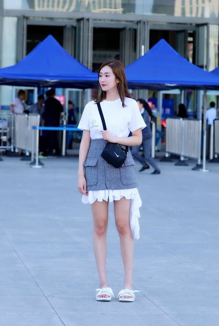街拍：动人柔美大方小姐姐，穿着清新美丽气质活泼！