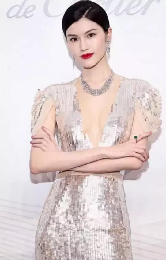 没想到何穗脚这么小!竟然连“圆规鞋”都可以穿下，不会挤脚吗