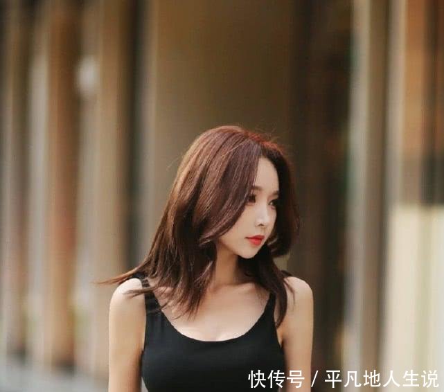 「 尽显」黑色装扮,尽显大气,街拍小姐姐妆容精致