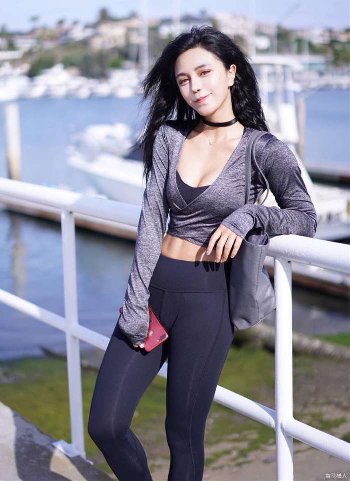 街拍：搭配紧身裤的美女，身材优雅，紧身裤就好像专门为她设计