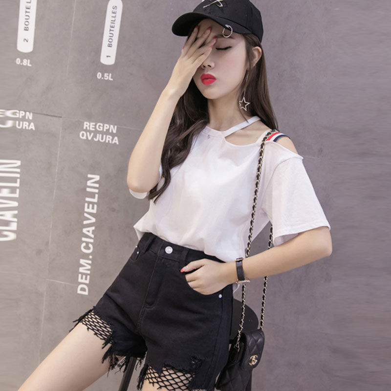 大热天怎么凉快怎么穿!吊带背心+热裤，拉长双腿，尽显撩人身材