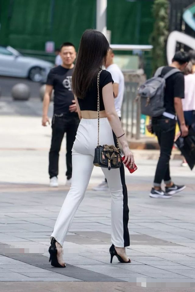 摄影：这种白色紧身长裤，一般人很难驾驭！ ????