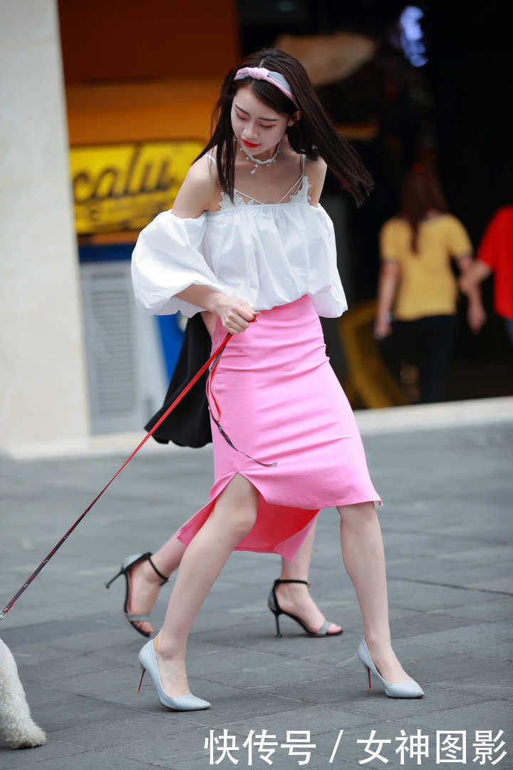 穿粉红包臀裙的小姐姐,遛狗的样子,好美!