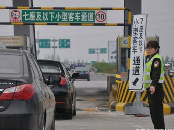 2019年春节高速免费时间出来了！收费员：先别笑，这2款车不在内