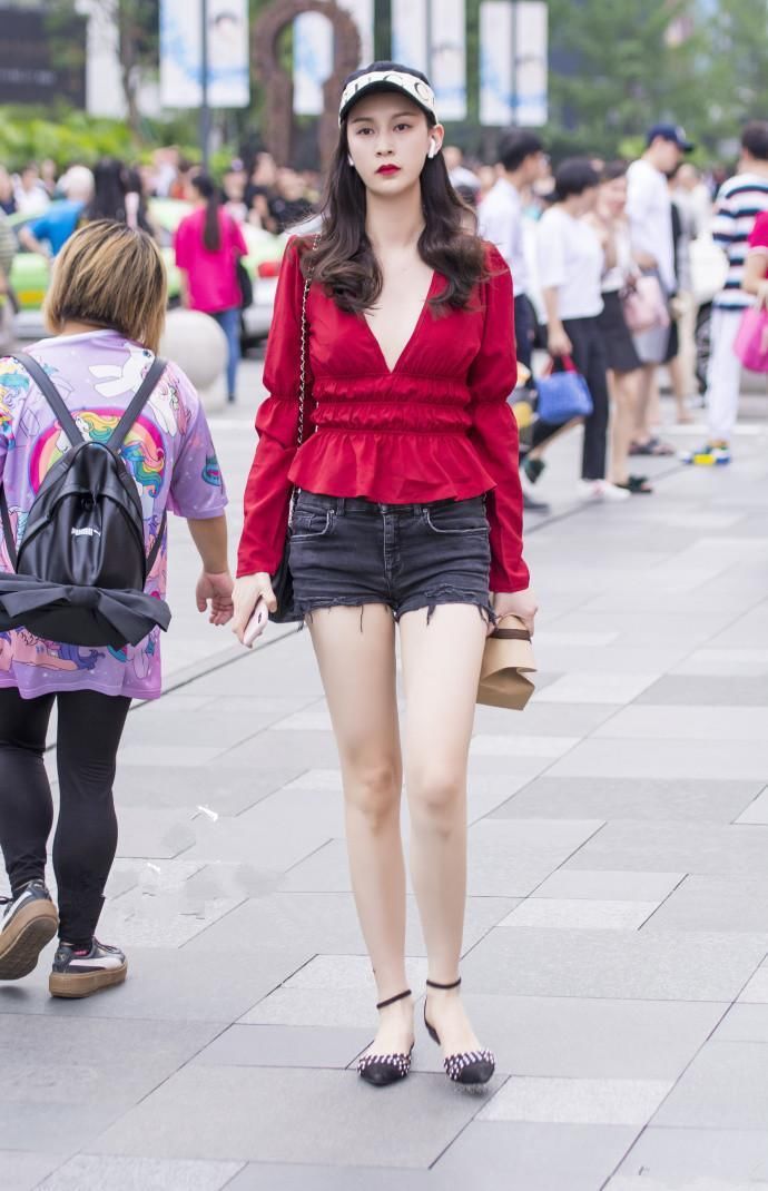 东莞街拍 超美一个美女结节 身材高挑 简单时尚又显窈窕身姿