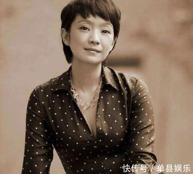  『前夫』她离婚获得24亿分手费，二婚嫁给张嘉译，如今50岁被宠成公主