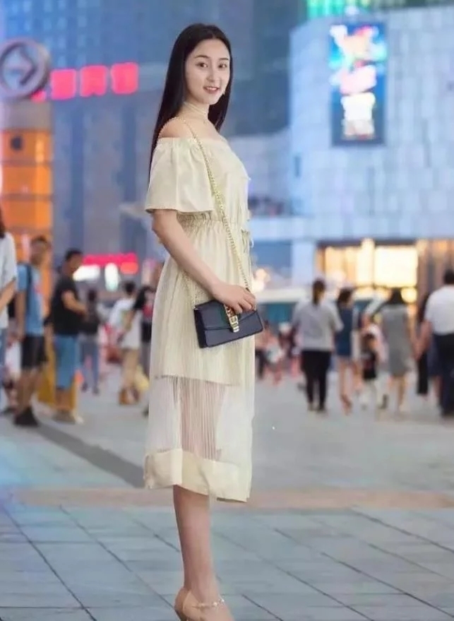 展现|街拍：温文儒雅的小姐姐，展现性感酷雅气质，唯美大气