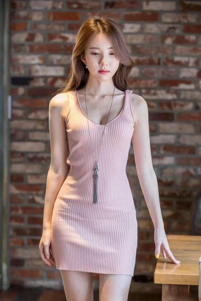 街拍: 少妇气质的时尚小美女，粉嫩上衣丰满身材，非常迷人!