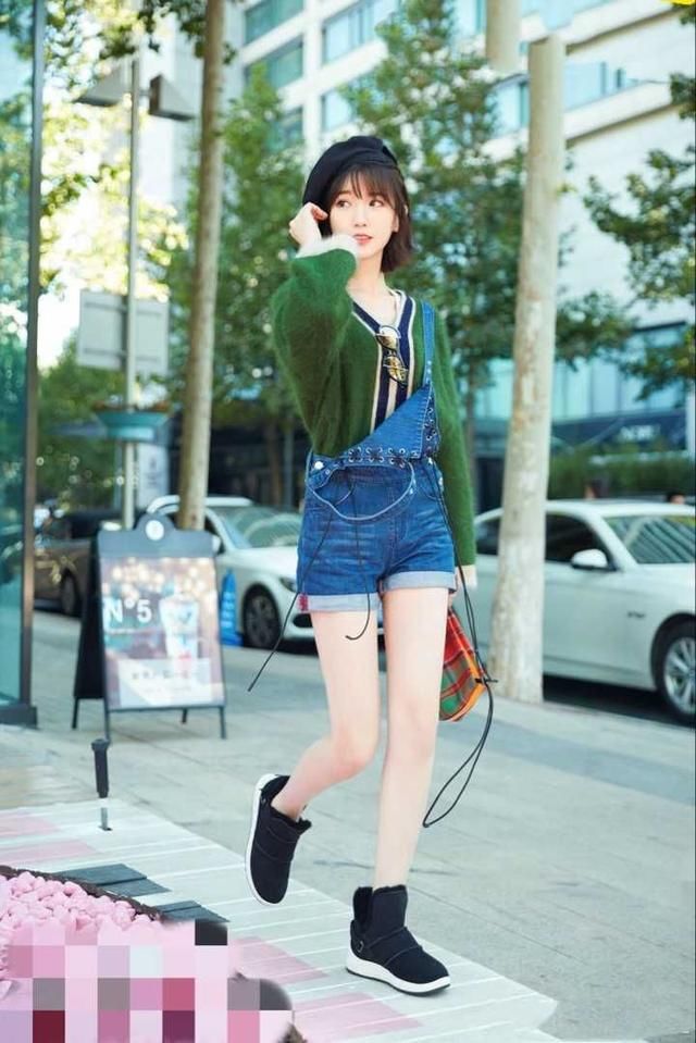 能用同样的单品搭出两个完美的造型，毛晓彤的时尚经不是白练的！