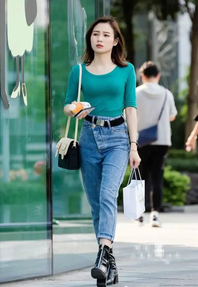  #气质#女人过了40岁，跟着穿直筒牛仔裤，时髦减龄又显气质！