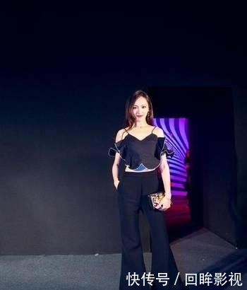  女人：有气质的女人都不穿阔腿裤了，今年流行钟摆裤，时髦有气质