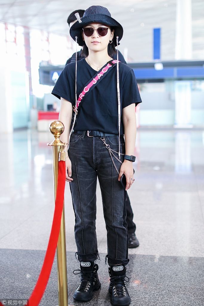 周笔畅全黑look遮不住平胸“小短腿”  戴吊带帽扮酷吐舌卖萌秒破
