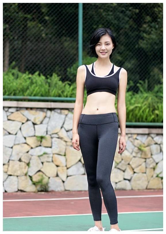 美拍:紧身裤能够轻松驾驭不同身材，穿出了青春的魅力!