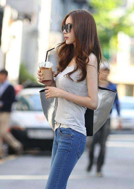 合适的紧身裤让美女更美，点缀时尚穿搭，秀出俏美迷人！