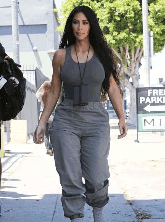 卡戴珊上紧下松外出,中间特别细,网友说这身材比例绝了