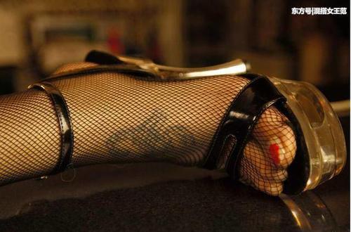 夜店女王不能少的透明高跟鞋，拉长双腿线条，展现纤细玉足