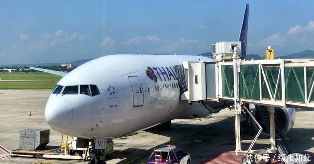 泰国航空波音777公务舱之旅,过道宽得离谱,十几年飞机保养不错