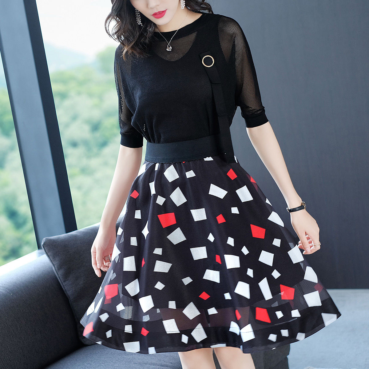 姐姐胆真大，穿款“性感裙”上街，备受欢迎，妖娆身姿，穿出S型