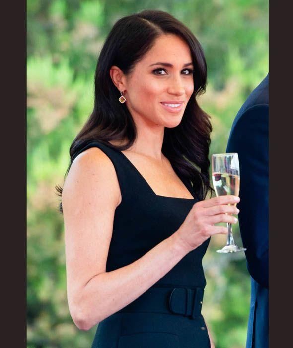 时尚专家认为梅根模仿凯特王妃,把凌乱的发髻弄柔顺,有点过时!