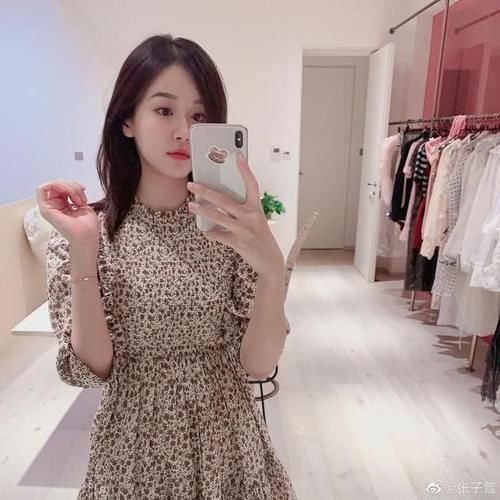  张子@张子萱晒近照，四肢纤细产后迅速恢复原样，甜似美少女！
