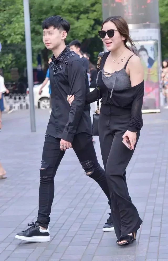 街拍：成熟大气丰满有气质的大姐姐，肤白如玉，很漂亮！