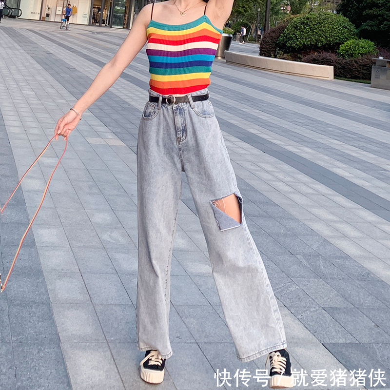  尽显：懒姑娘们别愁穿搭，备上这款牛仔裤，尽显街头休闲感