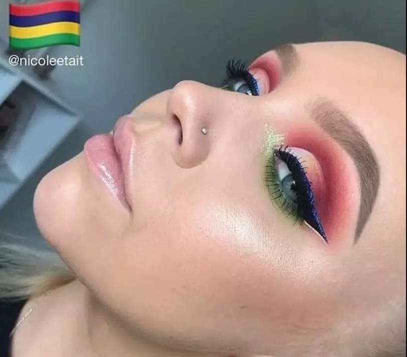 外国女孩以国旗为灵感画眼妆，被中国国旗那张惊艳到!