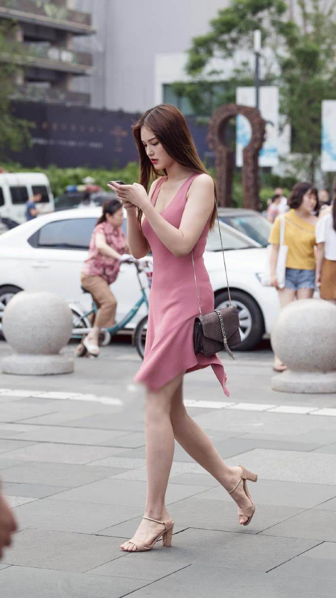 街拍, 个性张扬的穿搭, 身穿吊带的鱼鳞装, 很是性感