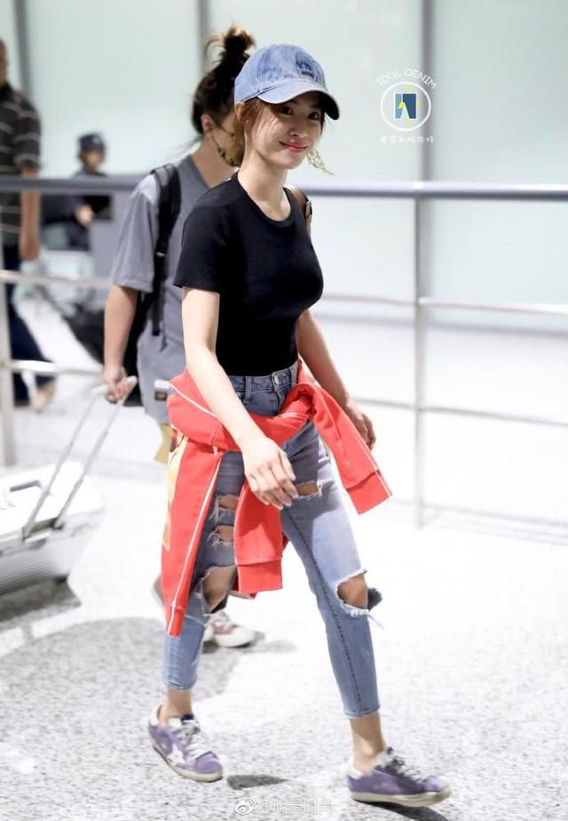 蔡依林穿紧身T恤，转身时大方秀蕾丝内衣，网友:这时尚真难懂!