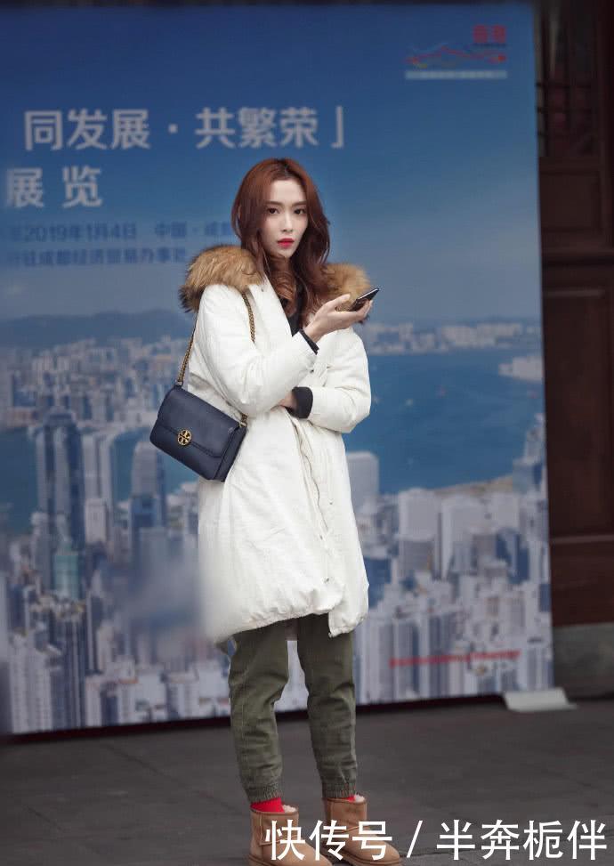 幸运:街拍:美女身材迷人,娶到她的人,也是非常的幸运了。