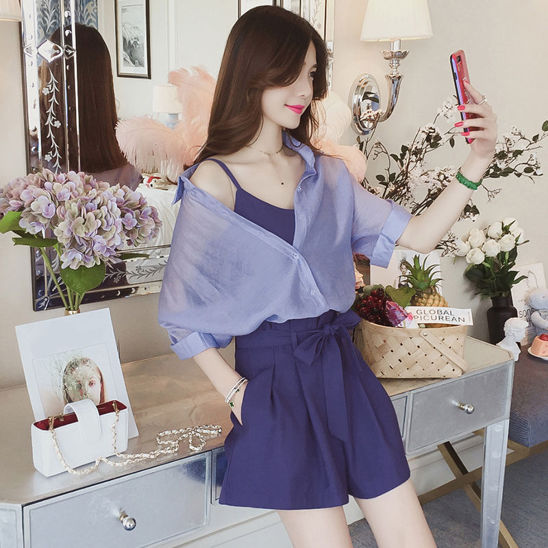 现在的女人真会穿!不戴罩罩就敢出门，这么穿吊带还真是清纯可人