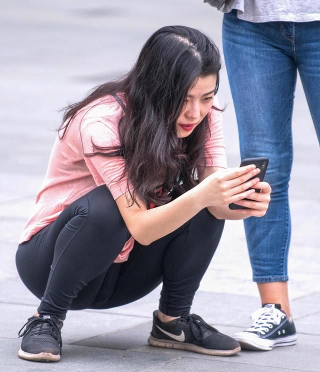 街拍美女：气质小阿姨穿着运动紧身裤喜欢拍照，无拘无束玩的很嗨