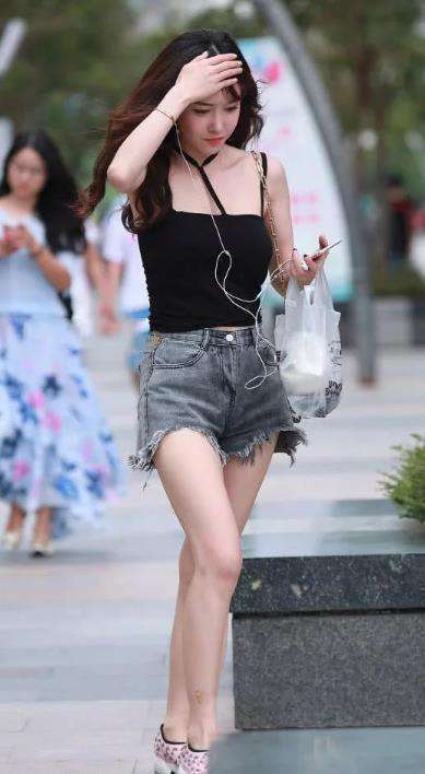 街拍: 图6你敢娶吗? 我觉得我还是娶图8好了