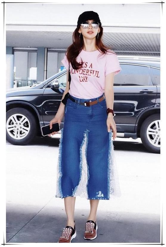 43岁林志玲和42岁马伊琍同穿粉T恤，网友：与其装嫩不如优雅老去