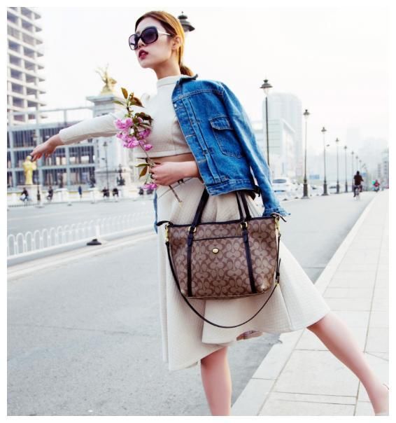 街拍:图1弯腰提鞋,图3韵味十足,图8时尚优雅