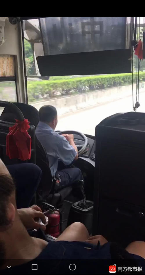 边开车边剥花生吃 深圳一长途大巴司机被开除