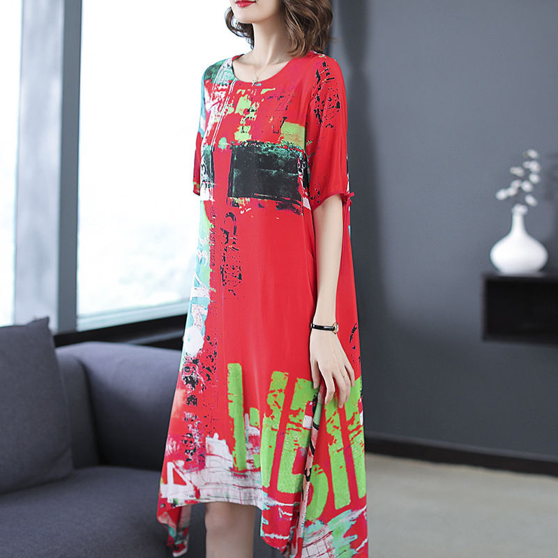 夏季到了妹子要露出香肩才迷人，一条一字肩连衣裙，尽显妩媚动人